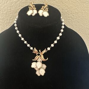 vintage white milk glass Style flower necklace clip-on earring jewelry set Gold